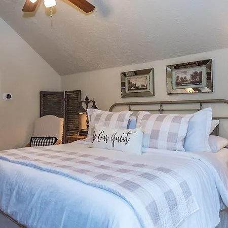 Centre Street Studio Villa